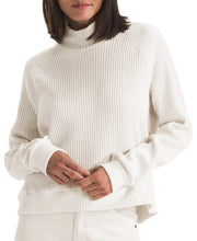 Load image into Gallery viewer, The North Face Women&#39;s Mock Neck Chabot Pullover in White Dune