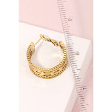 Load image into Gallery viewer, Matte Chain Texture Hoop Earrings Gold